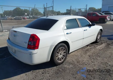2010 Chrysler 300 Touring/Signature Series/Executive Series z USA, uszkodzony, nr VIN 2C3CA5CV1AH315194